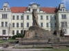 husuv_pomnik